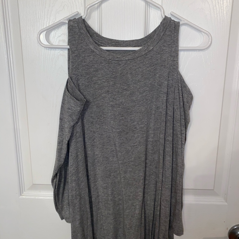 Cute gray top!